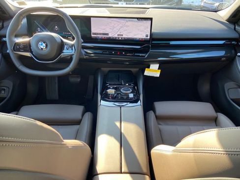 Used 2025 BMW 530i xDrive image 10