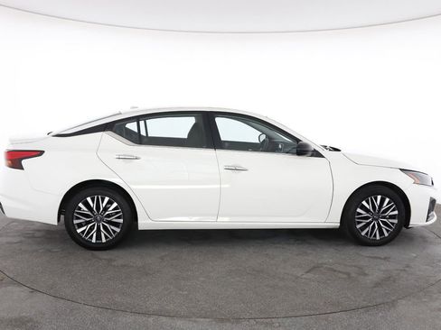Used 2025 Nissan Altima 2.5 SV FWD image 14