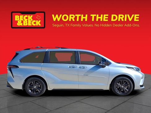 Used 2024 Toyota Sienna XLE Woodland Edition image 4