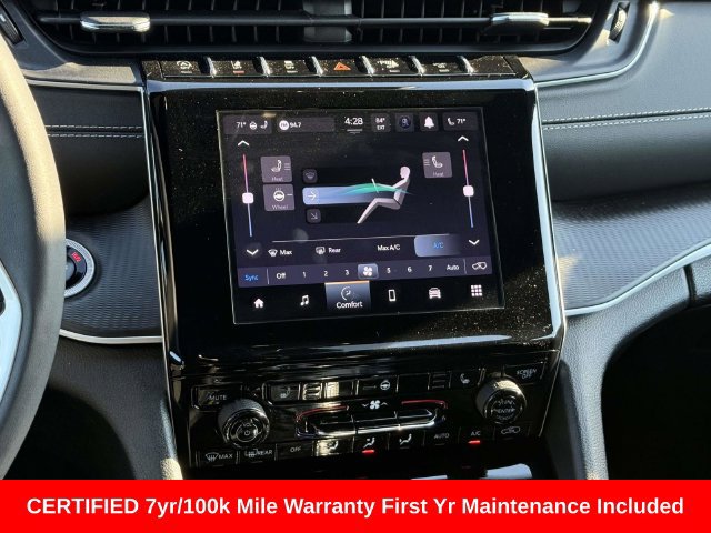 Used 2025 Jeep Grand Cherokee Altitude AWD/4WD image 12