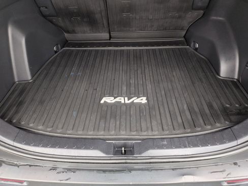 Used 2021 Toyota RAV4 LE image 23