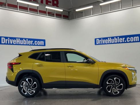 Used 2024 Chevrolet Trax RS w/ Sunroof Package FWD image 2