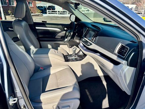 Used 2019 Toyota Highlander XLE image 13
