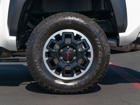 Certified 2025 Toyota Tacoma TRD Off-Road AWD/4WD image 13