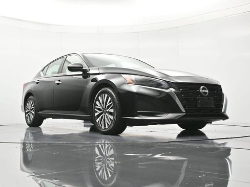 Used 2024 Nissan Altima 2.5 SV FWD image 37