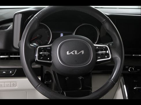 Used 2024 Kia Carnival EX FWD image 7