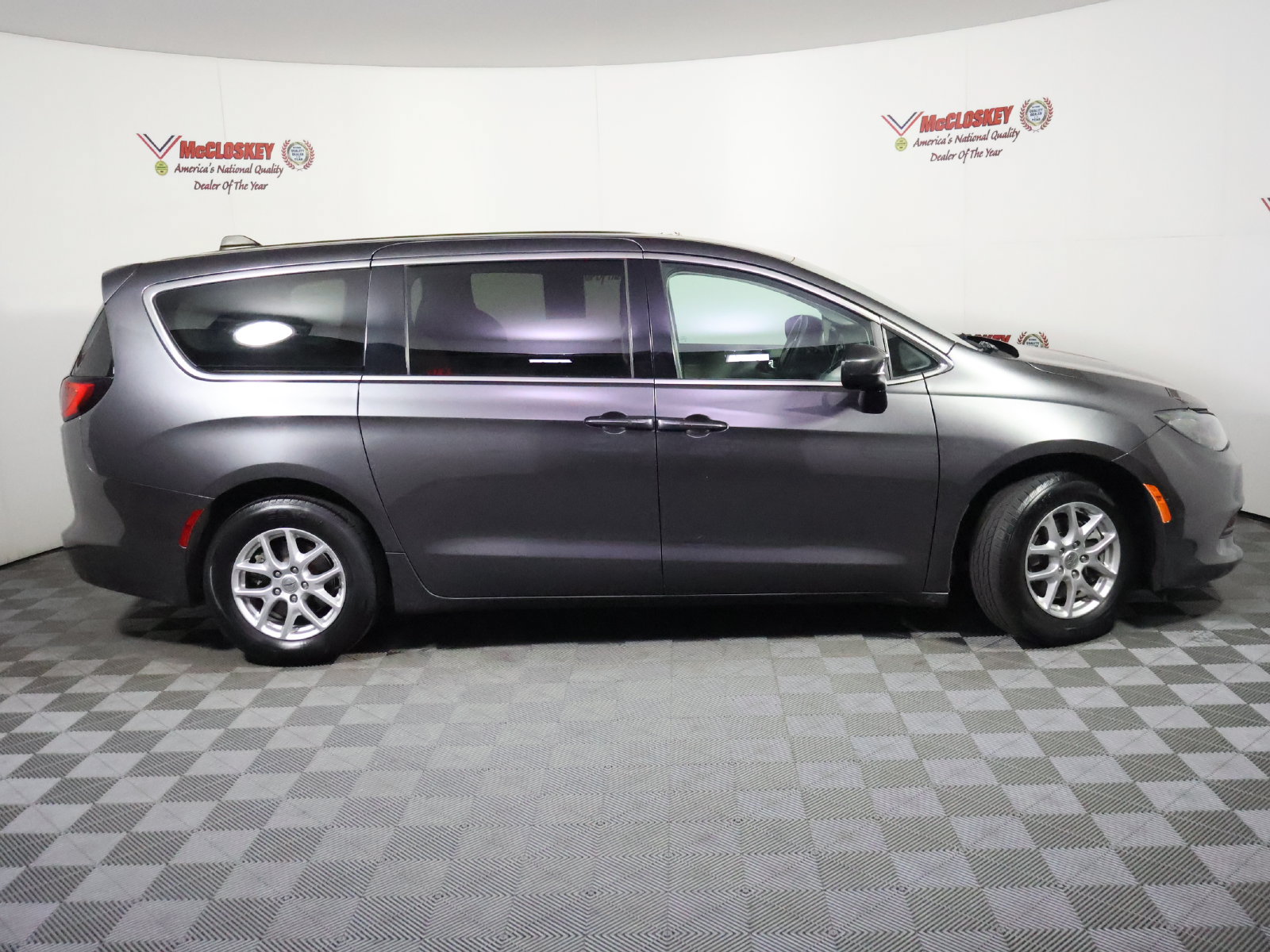 Used 2023 Chrysler Voyager LX FWD image 3
