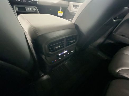 Used 2025 Honda Pilot EX-L image 3