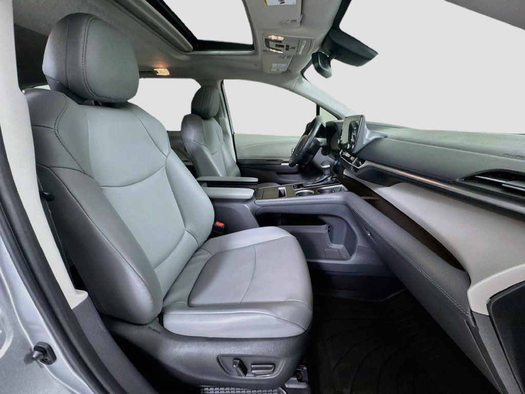 Used 2022 Toyota Sienna XLE FWD image 30