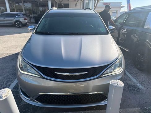 Used 2018 Chrysler Pacifica Limited FWD image 3