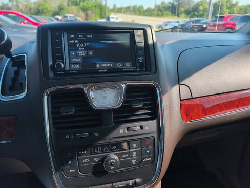Used 2015 Chrysler Town & Country Touring FWD image 24