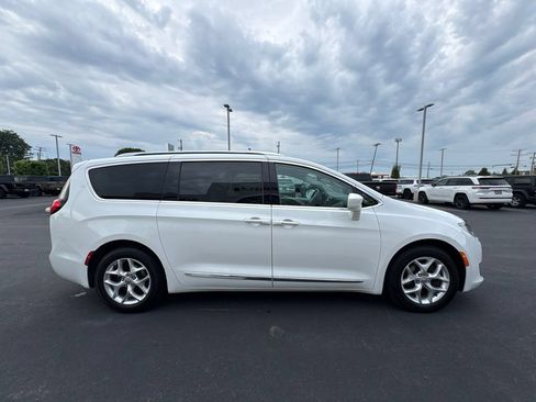 Used 2017 Chrysler Pacifica Touring-L Plus w/ Tire & Wheel Group FWD image 6