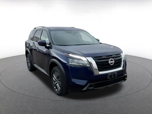 Used 2025 Nissan Pathfinder SV image 3