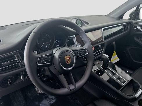 Certified 2026 Porsche Macan AWD/4WD image 4
