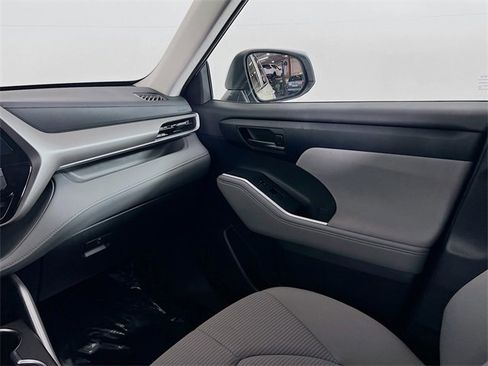 Used 2024 Toyota Highlander LE image 22