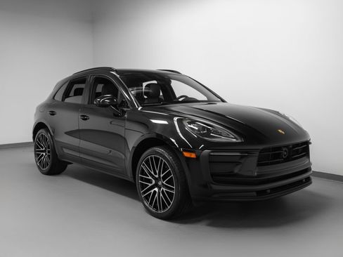 Certified 2022 Porsche Macan AWD/4WD image 10