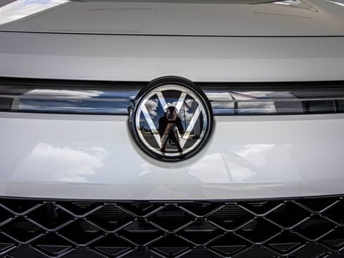 Used 2026 Volkswagen Tiguan SE R-Line FWD image 8