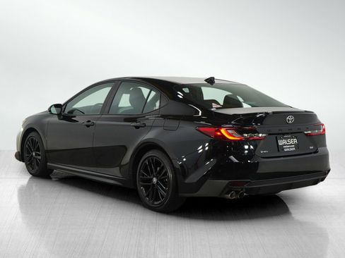 Used 2025 Toyota Camry SE image 3