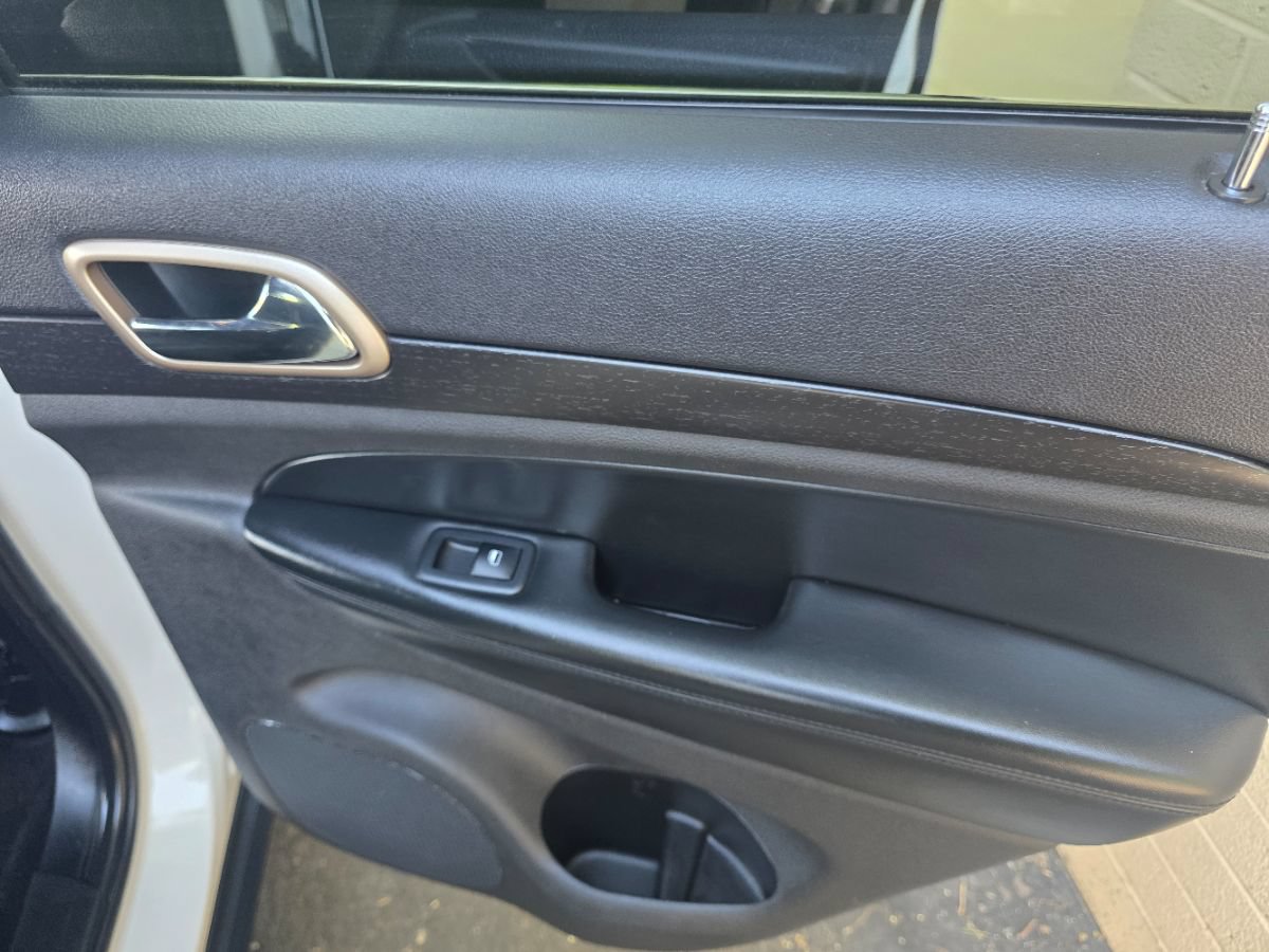 Used 2017 Jeep Grand Cherokee Laredo RWD image 26