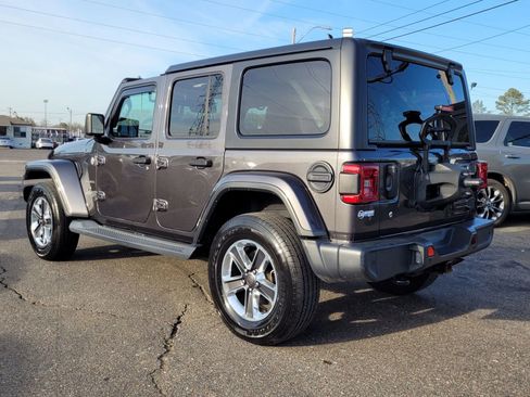 Used 2018 Jeep Wrangler Unlimited Sahara AWD/4WD image 8