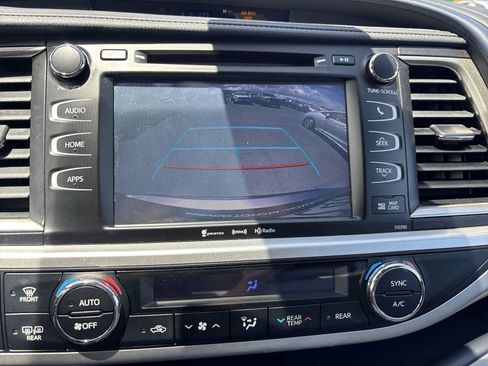Used 2019 Toyota Highlander SE FWD image 23