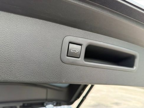 Used 2023 Toyota Highlander L image 35