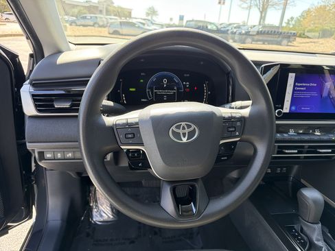 Used 2025 Toyota Camry LE image 23