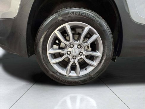 Used 2024 GMC Terrain SLT AWD/4WD image 33