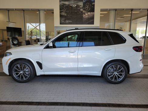 New 2026 BMW X5 xDrive50e w/ M Sport Package AWD/4WD image 2