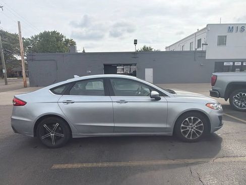 Used 2020 Ford Fusion SE FWD image 2