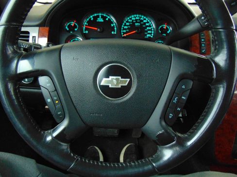 Used 2009 Chevrolet Suburban LT image 13