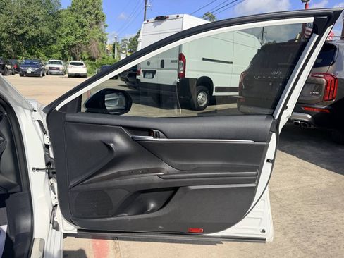 Used 2023 Toyota Camry SE FWD image 9