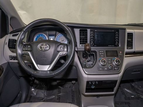 Used 2020 Toyota Sienna XLE image 2