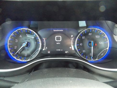 Used 2023 Chrysler Pacifica Touring-L image 14