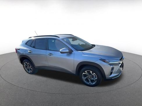 Used 2025 Chevrolet Trax LT image 2