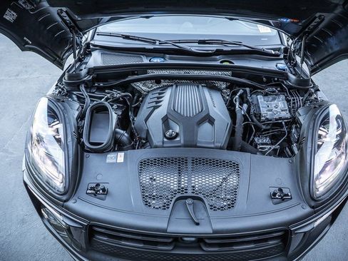 Certified 2025 Porsche Macan image 21