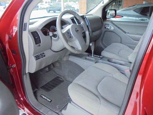 Used 2019 Nissan Frontier SV image 7