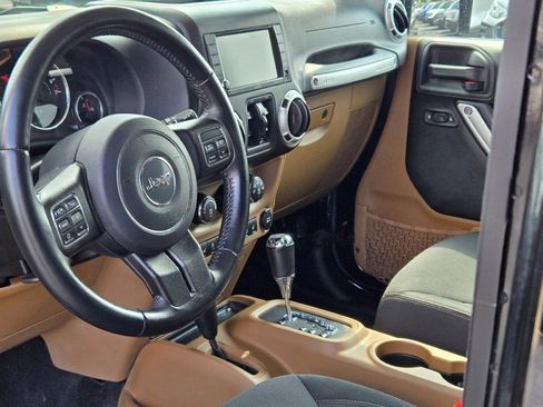 Used 2015 Jeep Wrangler Unlimited Sahara w/ Connectivity Group image 19