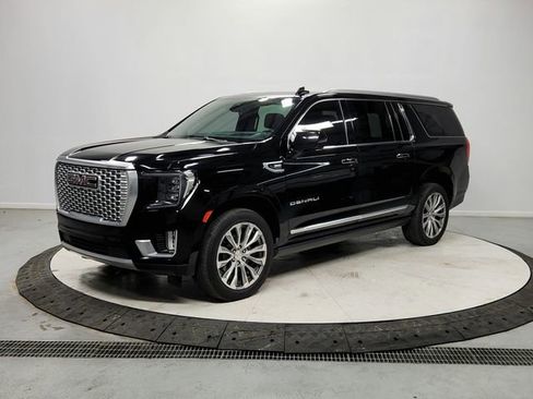 Used 2021 GMC Yukon XL Denali w/ Denali Premium Package image 3