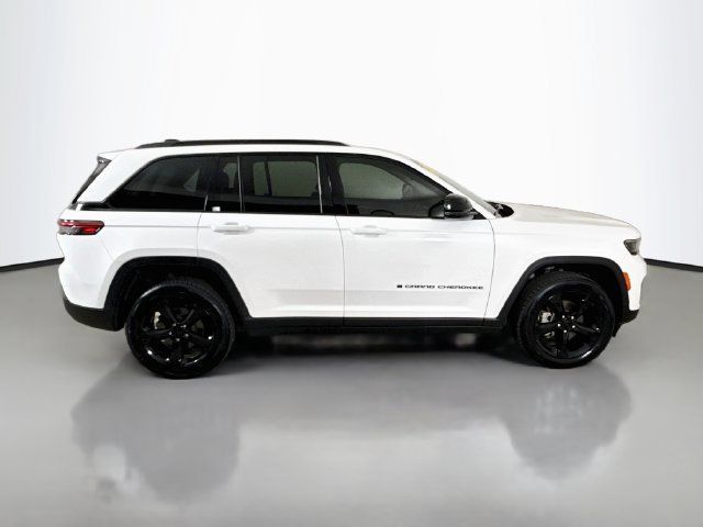 Used 2023 Jeep Grand Cherokee Limited w/ Black Appearance Package AWD/4WD image 8