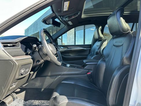 Used 2022 Jeep Grand Cherokee Overland w/ Luxury Tech Group IV image 3