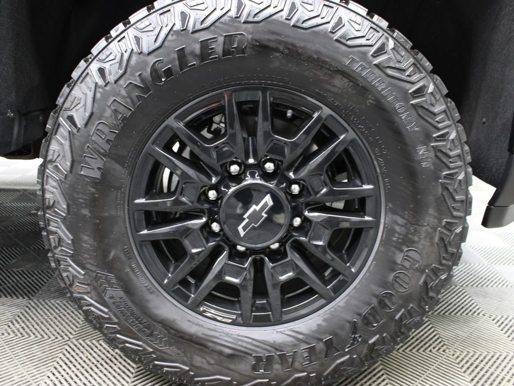 Used 2025 Chevrolet Silverado 2500 ZR2 w/ Technology Package AWD/4WD image 13