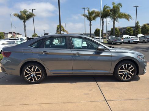 Used 2025 Volkswagen Jetta SE FWD image 4