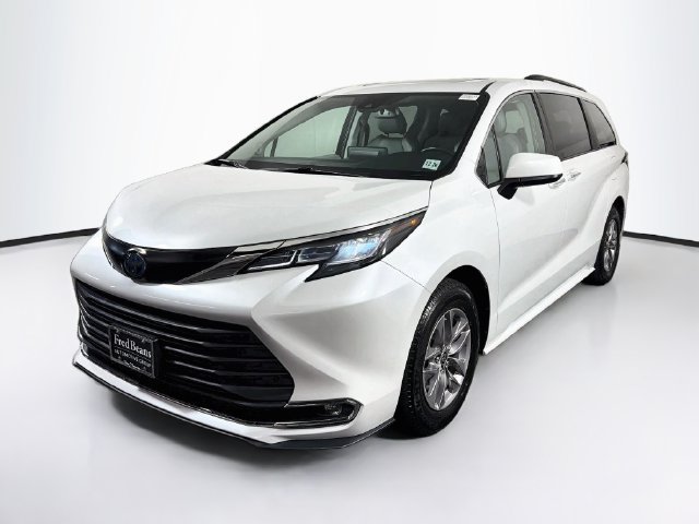 Used 2022 Toyota Sienna XLE w/ XLE Plus Package FWD image 3