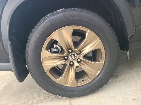 Used 2023 Toyota Highlander Bronze Edition image 11