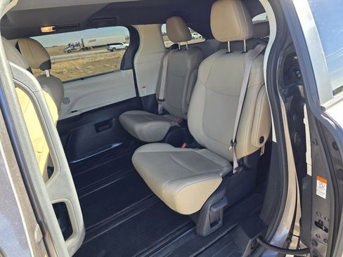 Used 2022 Toyota Sienna XLE image 15