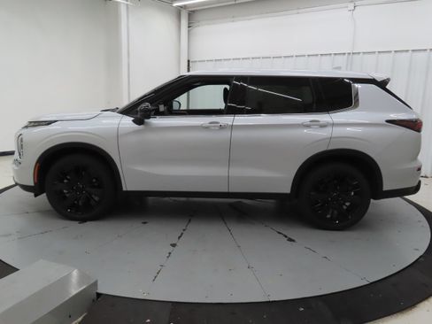 New 2026 Mitsubishi Outlander LE FWD image 7