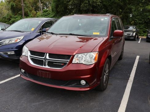Used 2017 Dodge Grand Caravan SXT w/ Rear Park Assist Package FWD image 3