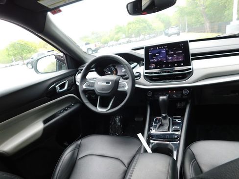 Used 2025 Jeep Compass Limited image 6