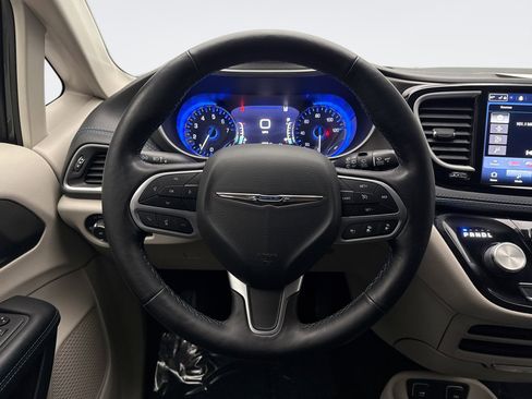 Used 2021 Chrysler Pacifica Touring w/ Cold Weather Group image 12